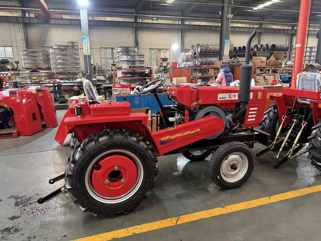 Tractor de cuatro ruedas vehículo agrícola versátil perfecto para la preparación del suelo cultivo y transporte de suministros agrícolas