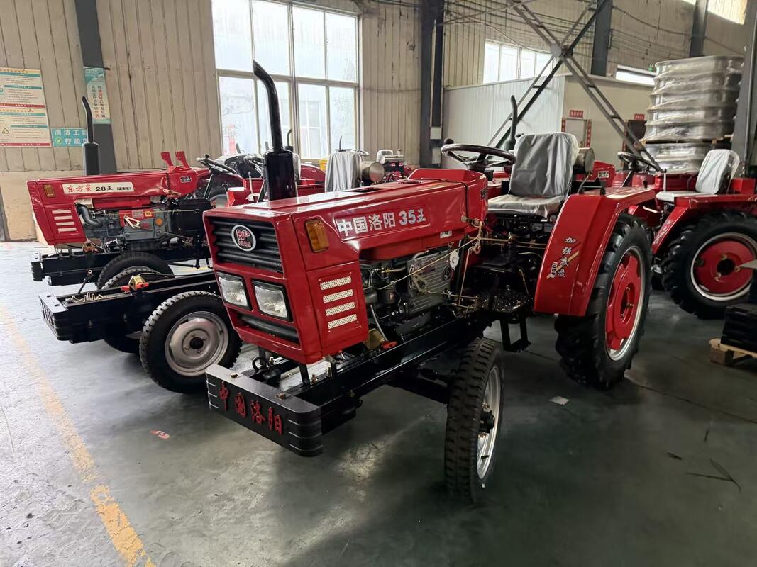 Tractor de cuatro ruedas vehículo agrícola versátil perfecto para la preparación del suelo cultivo y transporte de suministros agrícolas