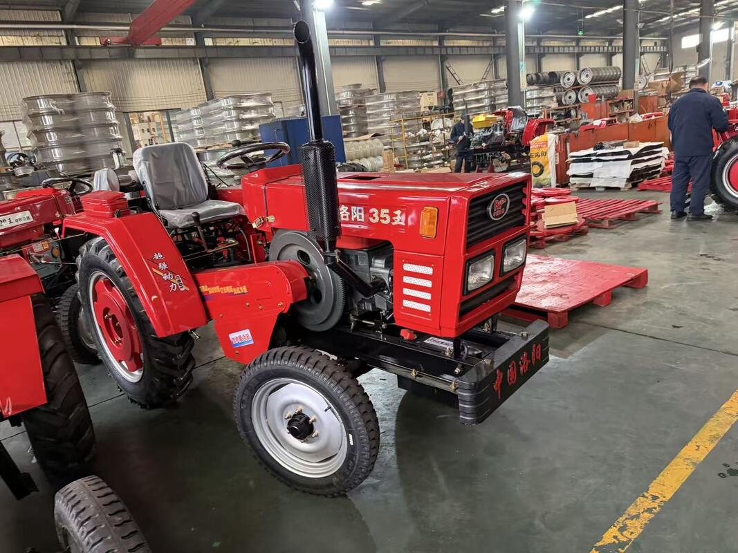 Tractor de cuatro ruedas vehículo agrícola versátil perfecto para la preparación del suelo cultivo y transporte de suministros agrícolas