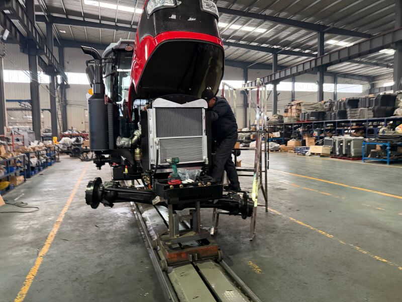 Tractores de 4 ruedas motrices duraderos con transmisión suave del motor y sistema hidráulico versátil Ideal para el trabajo agrícola