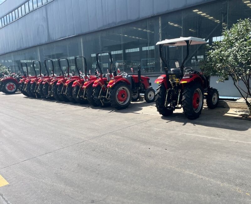 Tractor compacto de cuatro ruedas con cabina de operador ergonómica que ofrece comodidad y seguridad durante horas de trabajo prolongadas