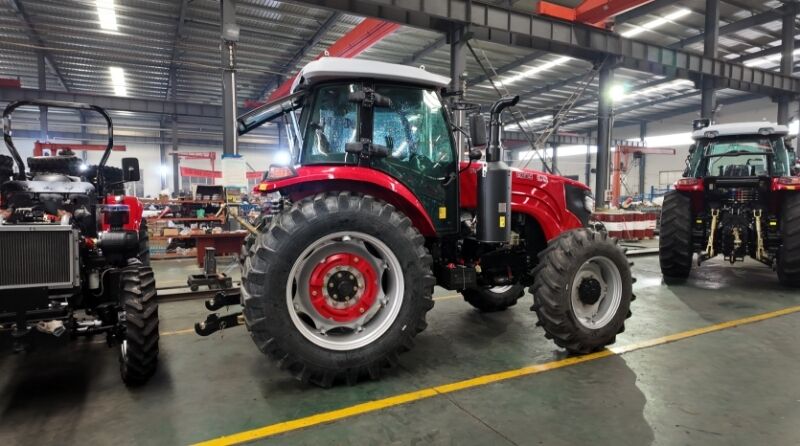 Tractor agrícola mini de alta calidad de 80 HP con carga para la agricultura con caja de engranajes del motor y rueda 4WD
