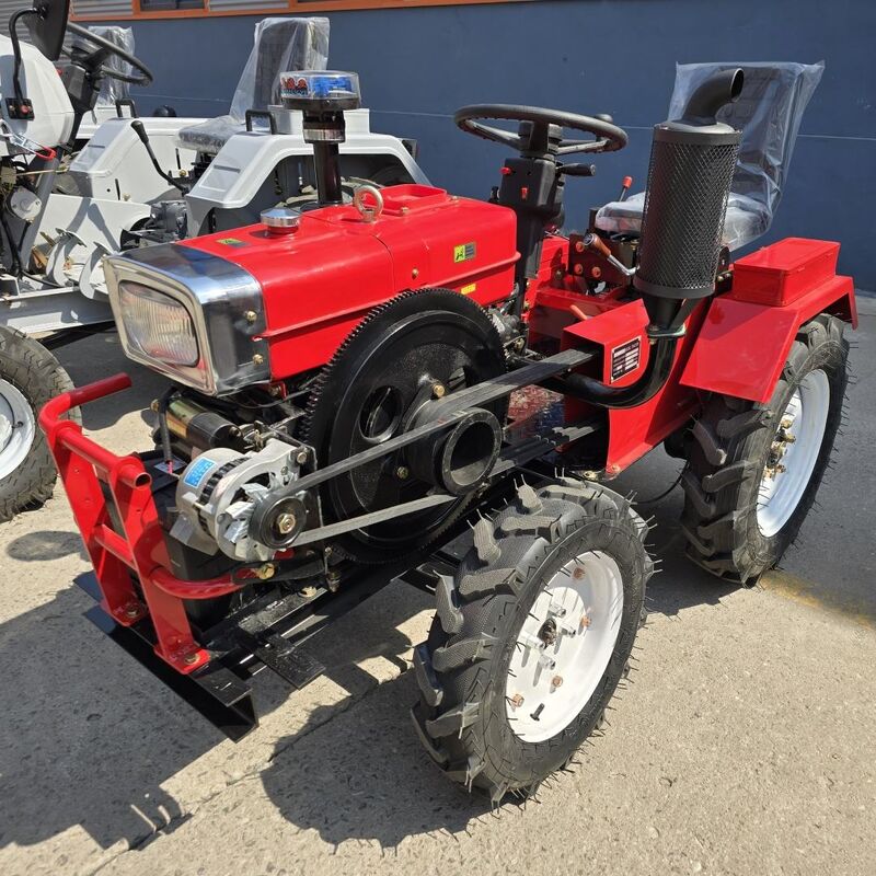 Tractor robusto de cuatro ruedas diseñado para soportar condiciones climáticas adversas y terreno accidentado que garantiza el rendimiento en el campo