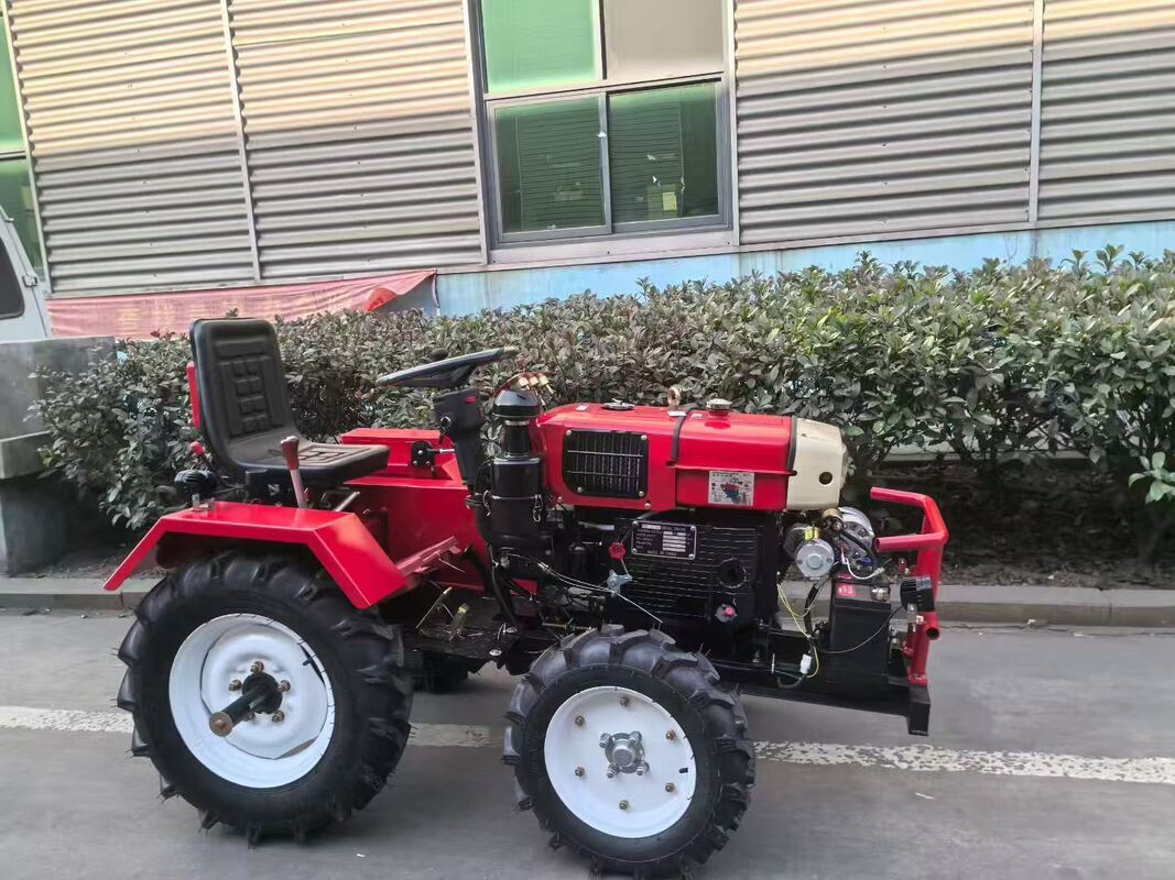Tractor de cuatro ruedas, vehículo agrícola de alta resistencia, ideal para arar, labrar, transportar y otras tareas agrícolas pesadas