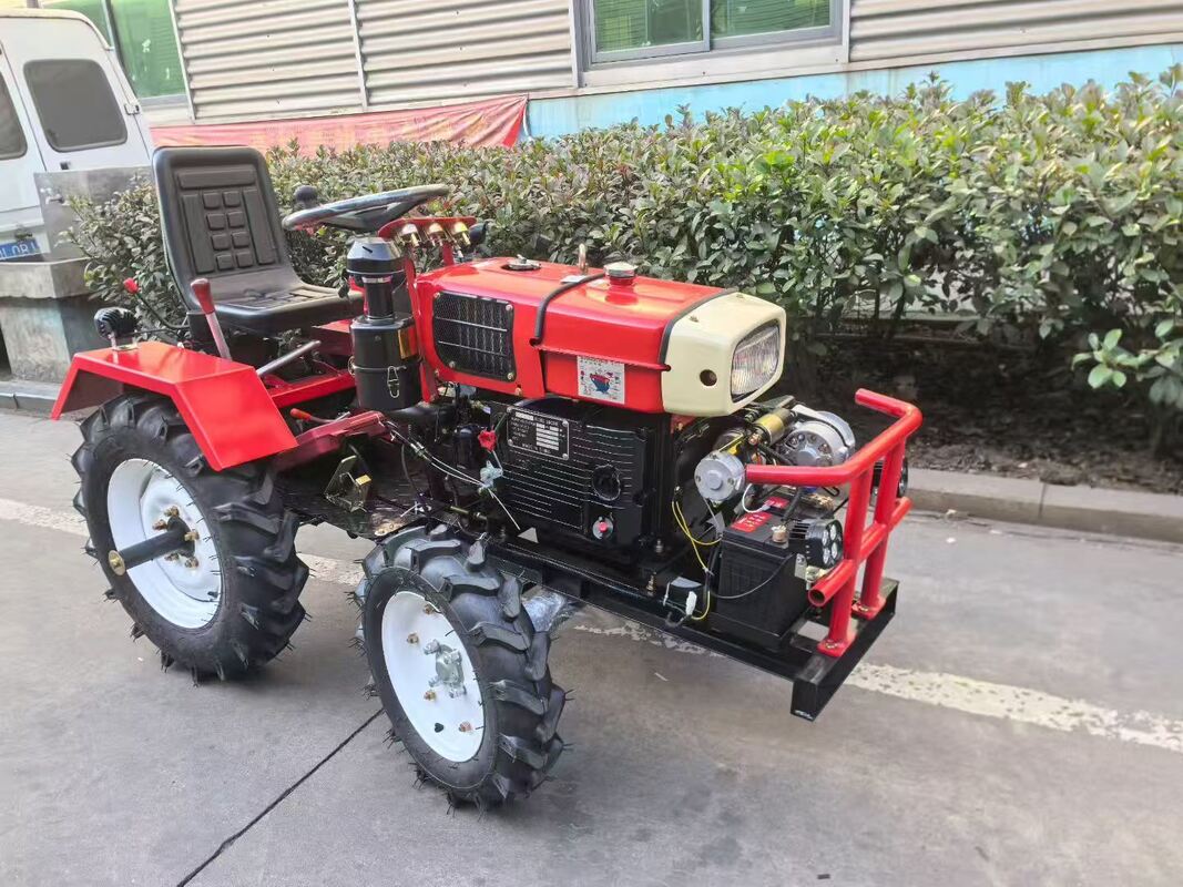 Tractor duradero de cuatro ruedas que ofrece la potencia de un motor diésel, un diseño robusto y una excelente maniobrabilidad para terrenos difíciles